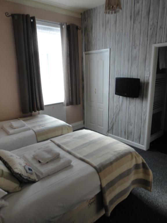 เวฟส์ อิน เบด แอนด์ เบรคฟาสต์ Bed & Breakfast บอร์นมัธ ภายนอก รูปภาพ