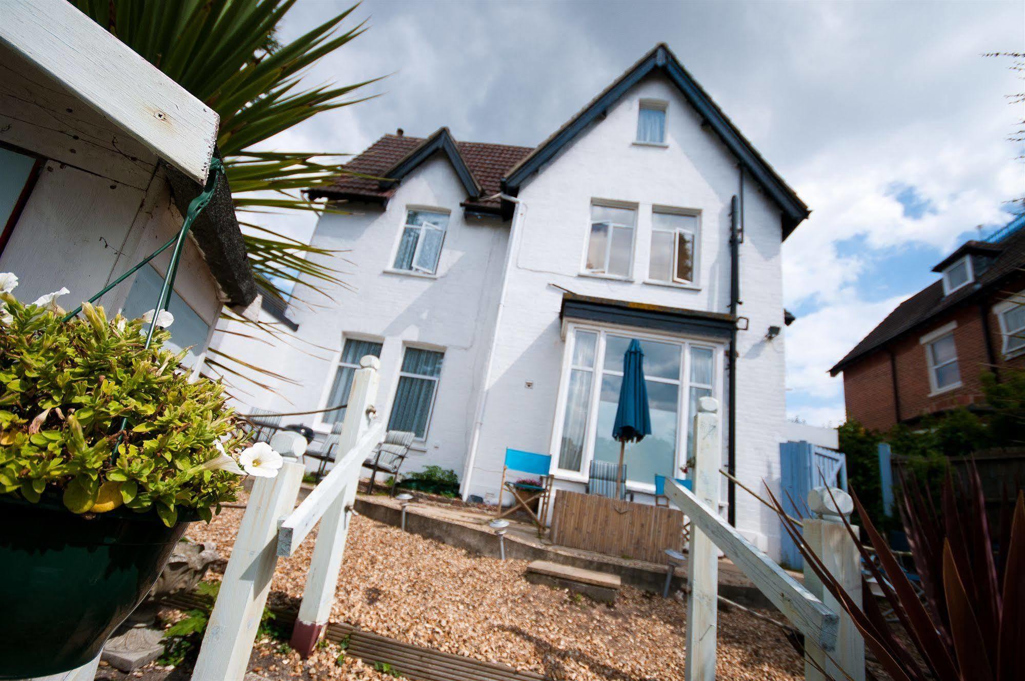 เวฟส์ อิน เบด แอนด์ เบรคฟาสต์ Bed & Breakfast บอร์นมัธ ภายนอก รูปภาพ