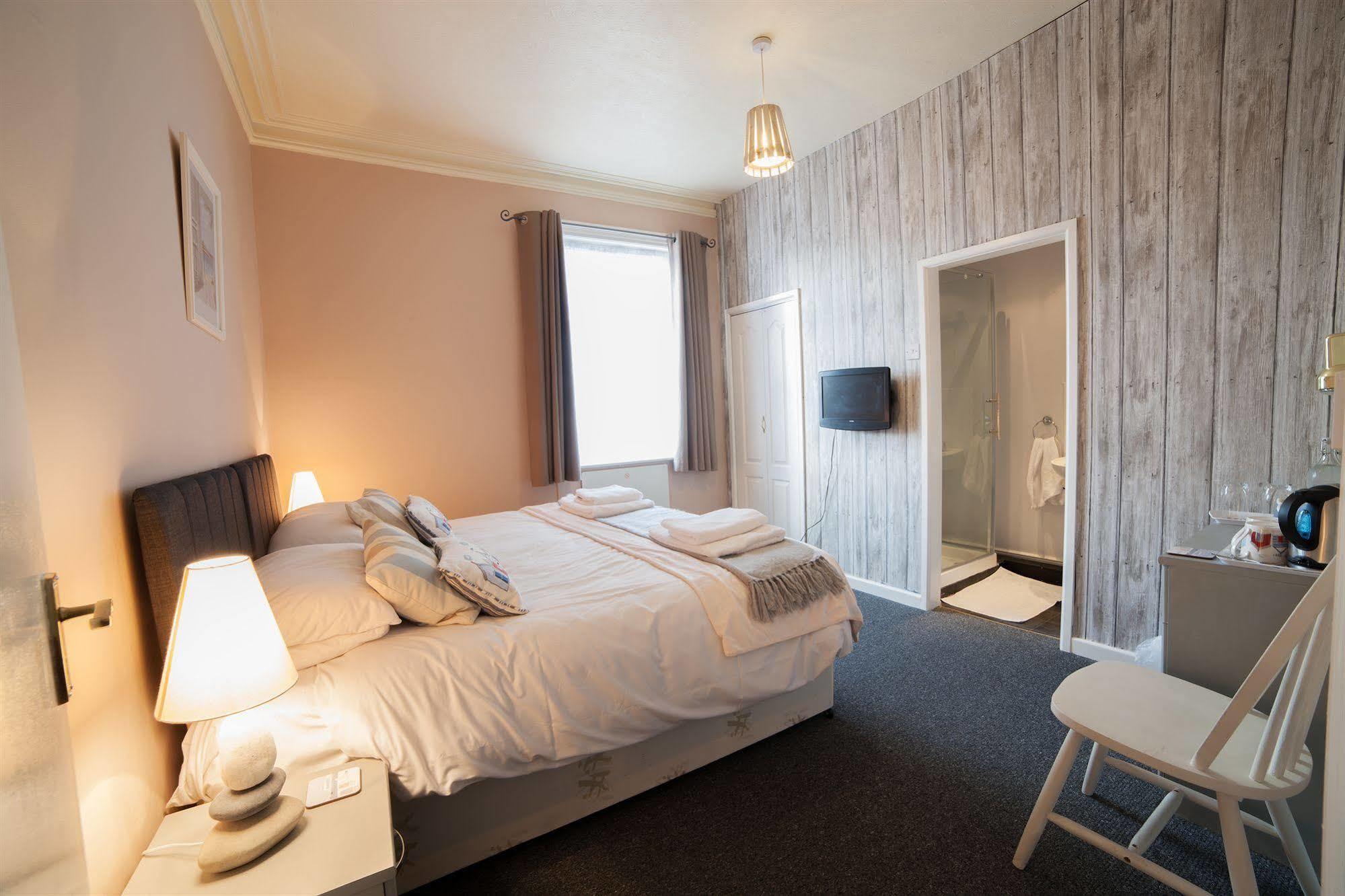 เวฟส์ อิน เบด แอนด์ เบรคฟาสต์ Bed & Breakfast บอร์นมัธ ภายนอก รูปภาพ